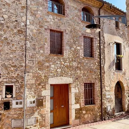 Nyaraló Cleda, *